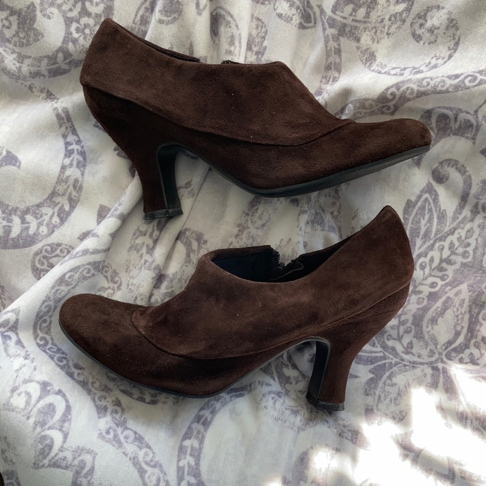Me Too Brown suede booties